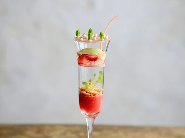 レストランでセールから発想されるお菓子が並びます