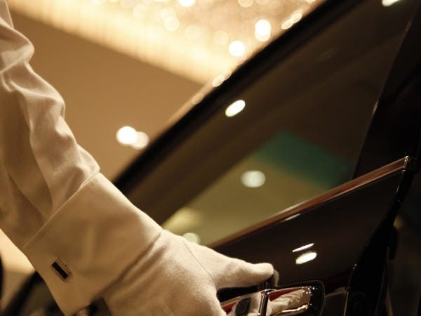 ラグジュアリーホテルでの車両ドアサービスのドアサービススタッフ