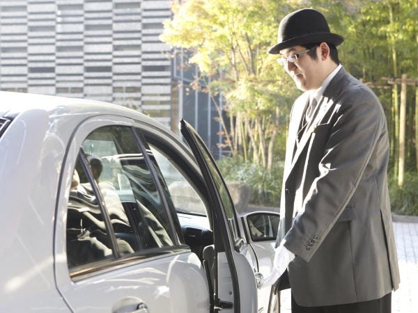 ラグジュアリーホテルでの車両ドアサービスのドアサービススタッフ