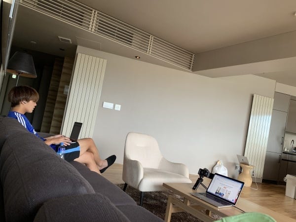 希望者のみ。代表の深作と共に休暇ついでにニセコの高級コンドミニアムなどで2泊3日程度の合宿を取り、各々の仕事と遊びと休暇を両立させる環境です