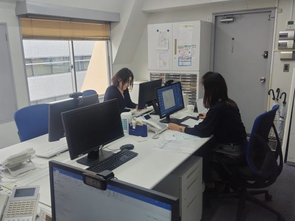 事務所風景です。ビルの7階にあり、3方向に窓があり明るいです！