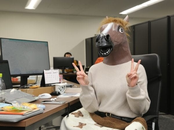 オンオフのメリハリがはっきりしているメンバー達のため、仕事中は黙々と業務をこなし、つかの間の休憩時は、お菓子などを食べながら談笑しています。