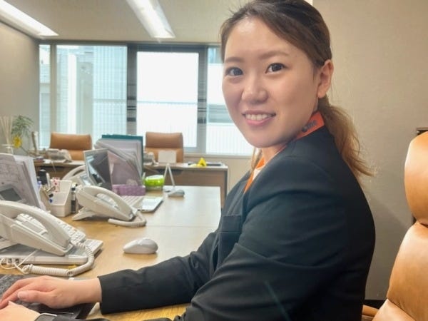 常に笑顔の絶えない明るい職場です。近くに先輩がいるので、困ったことがあれば何でも相談してください！