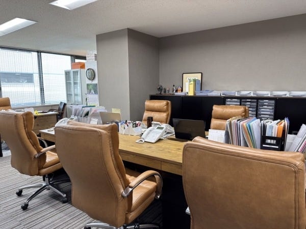 海岸通にある綺麗なオフィスで業務を行ないます。快適な環境で業務に集中して取り組むことができますよ。