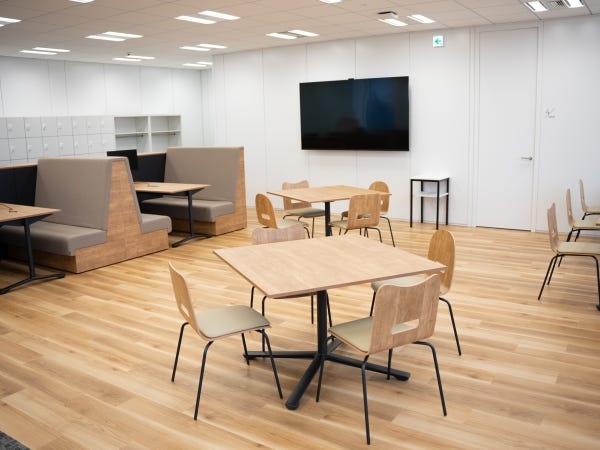 無料ドリンクやウォーターサーバーなど、設備面も充実！きれいなオフィスでイキイキと活躍してください。