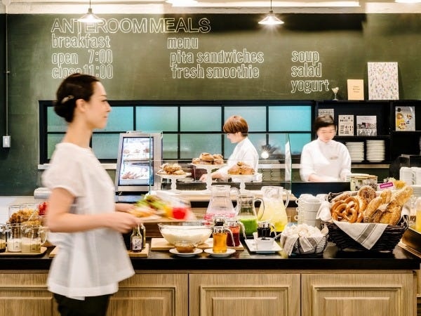 レストランホールスタッフ・アートホテルの朝食レストランホールスタッフ