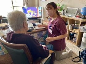 お客様のお話しを伺いながらバイタルチェックや処置を行います