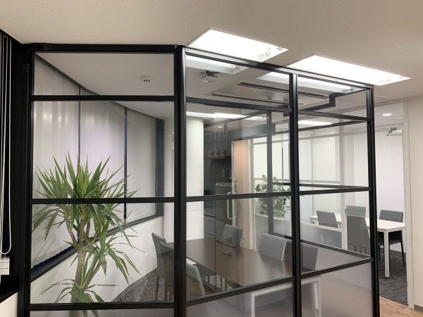 会議スペースも充実しています。Webミーティングが主流の時代、洗練された空間で仕事もはかどりますね。