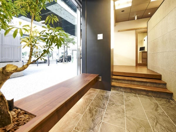 歯医者さんぽくないおしゃれな雰囲気の内装。茶色など落ち着く色味の院内で皆様をお迎えします。