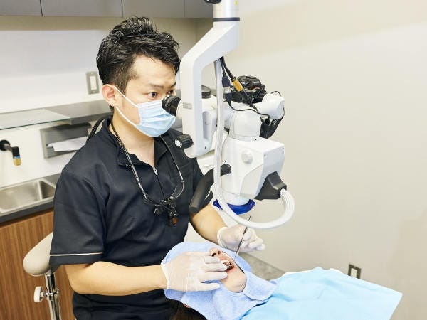 マイクロスコープなど最新医療機器も揃えていますので、精密治療が行えます。そのほかセファロレントゲンやCTなどもございます。