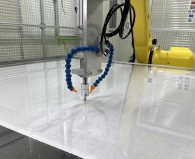 ロボットガラスカット機 大判の光学ガラスを規格サイズにカット