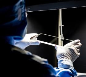 製品の目視検査 クリーンルーム内で製品の検査