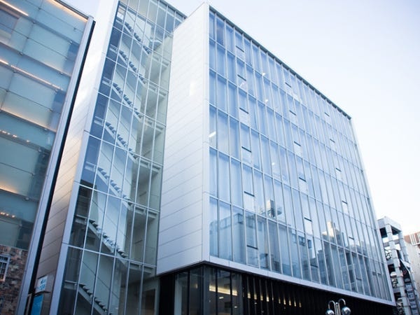 ハブの入居するビル外観