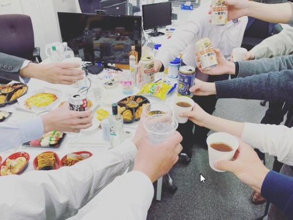 新入社員さんの歓迎会が開催されました。その新人さんからひと言「頼りになる先輩になれる様に頑張りたいと思います！」