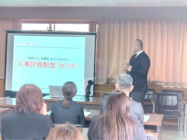 代表による定期的なセミナー模様