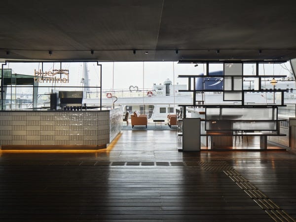 ホールスタッフ