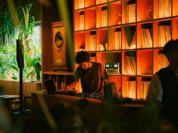 壁一面にレコードが！Jazz / Soul / Funk / Ambient / City Pop / R&Bなどが流れるバーです。