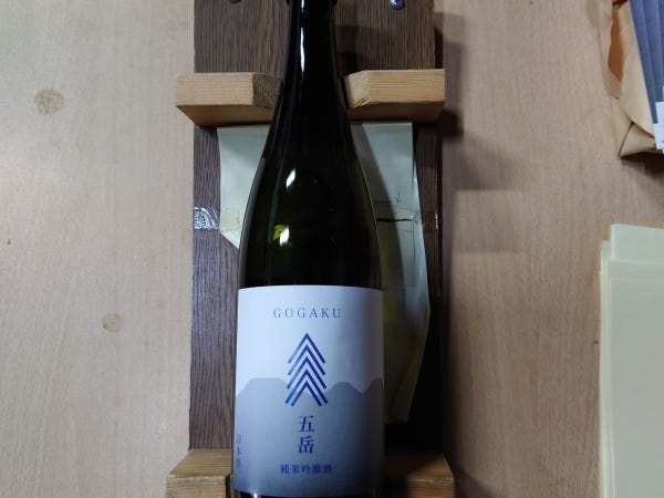 ビン詰めしたお酒のラベル貼り作業です。