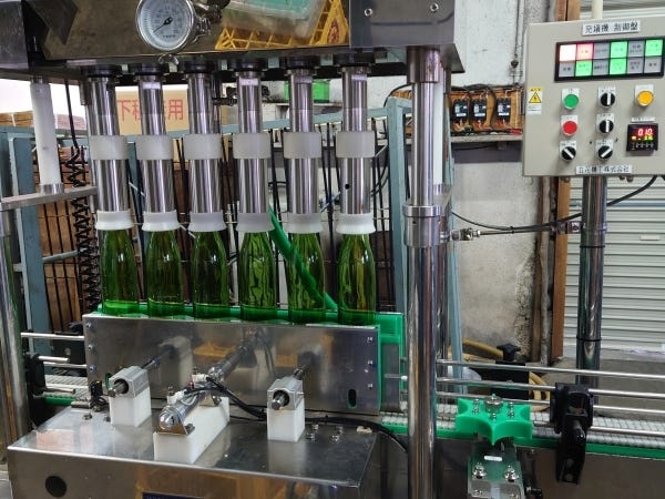 ビン詰め作業の様子です。ビン詰めは一部を除き機械で行っています。