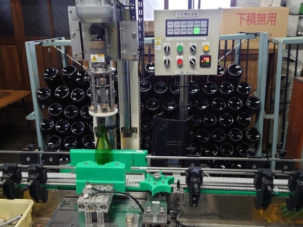 ビン詰めしたお酒を打栓しています。機械の操作や点検も行います。