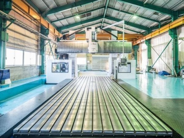 日本最多の保有台数を誇る門型の大型生産設備である《五面加工機》です。合計7台保有しています。