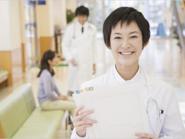 看護師、医師、事務スタッフ（受付・電話等）が協力しては働いております。※写真はイメージ