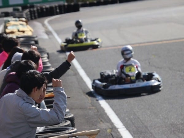職員同士の交流を目的にイベントを開催しています。（写真はGOカート大会の様子）その他、毎年ホテルにてクリスマス会があり皆で楽しんでいます！