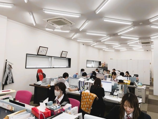 事務所風景です。全員が責任を持ち、楽しく働いてます。