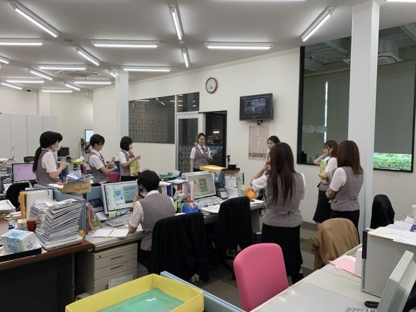 事務課では、終礼時に商品情報の共有やロープレをしています。