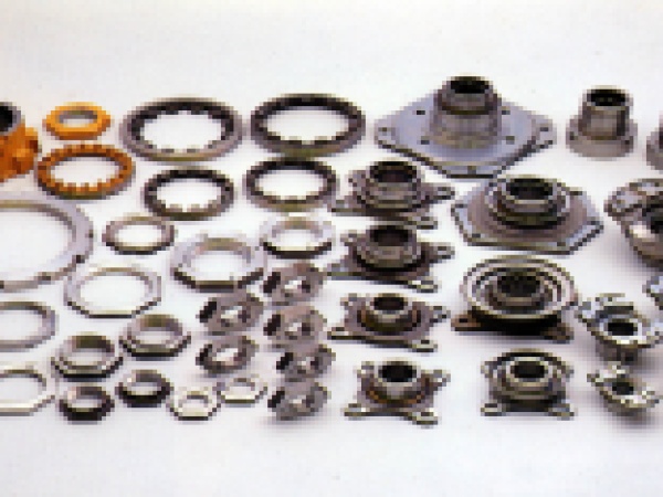 大型トラックやバス等の駆動部に使われている部品も製造しています。