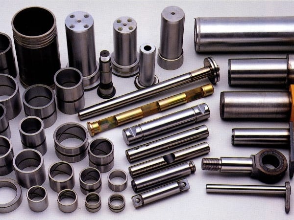 建設機械のアーム部分などに使われているブッシュ、シャフトやピンといった部品を製造しています。