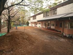 広い園庭で子どもたちは元気に遊びます