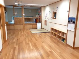 ０歳児室は広々として自由にゆったりと保育できます