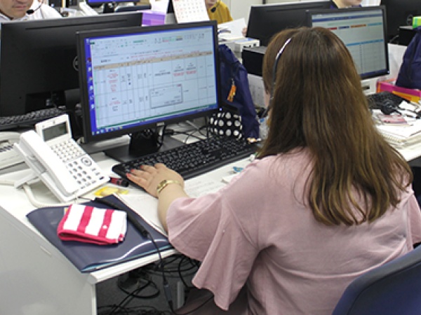 現場で対応不可能な機械の不具合などが起き場合は、24時間稼働の自社コールセンターからメンテナンス部や協力会社へ連絡が。緊急時も安心です。