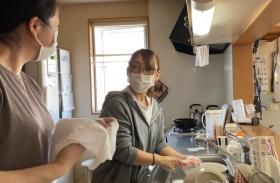 談笑しながらお皿洗い。笑顔が絶えない職場です！