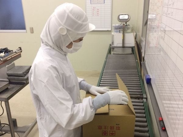 箱詰め、計量作業です。