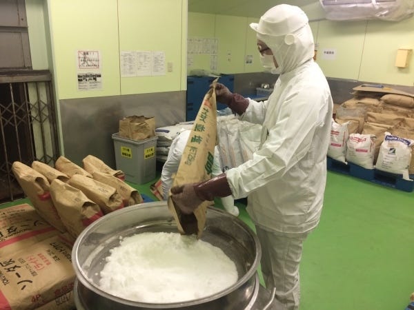 原料の投入作業です。