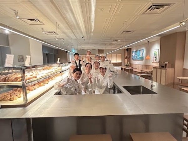 忙しいけど、みんな笑顔で楽しく働いています！