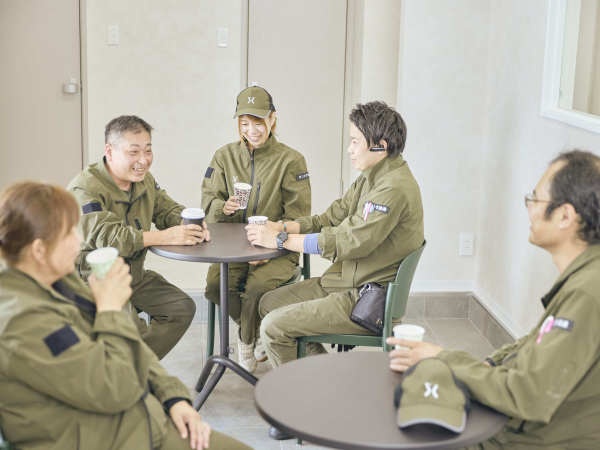 全車マニュアル車&バックモニター・ドライブレコーダーを搭載。わき見運転をリアルタイムで検出できるAIを活用した安全運行管理システムも導入！