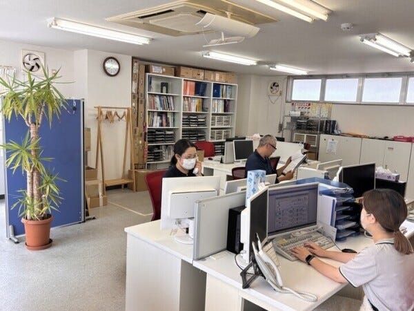 仙台営業所の事務所内はこんな感じです♪他にもHPにたくさん写真を掲載しているので、ぜひ覗いてみてください！