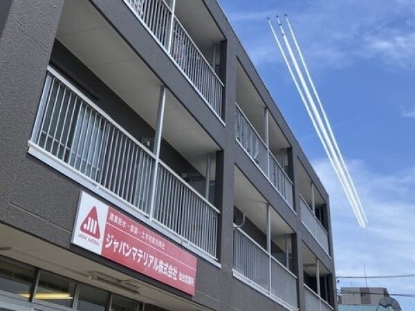 仙台営業所です！仙台のスタッフがブルーインパルスとの素敵な写真を撮影してくれました！