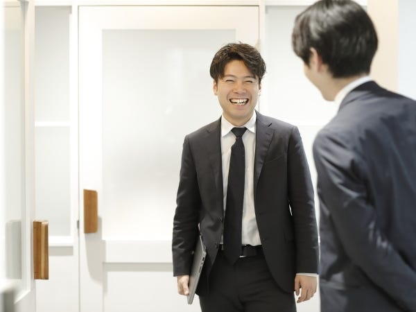 通常の不動産会社に比べ、大幅カットされた「時間とコスト」を「スタッフのプライベートの充実」と「給与」に還元します。