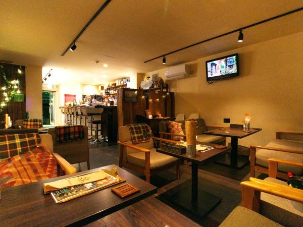 落ち着いた店内にはソファ席とバーカウンターも。女子会等に人気です♪