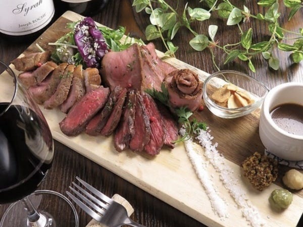 人気のグリルの盛り合わせ。ワインとの相性も抜群です♪