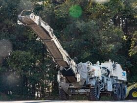 ユナイトが保有する大型機械 路面切削機