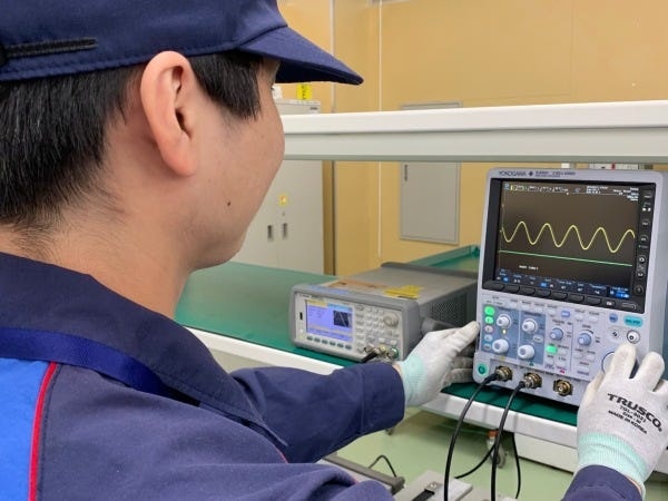 工場内で業務を行ないます。仕様通りに動くか、異常がないか、一つ一つ慎重に確認をしながら進めていきます。