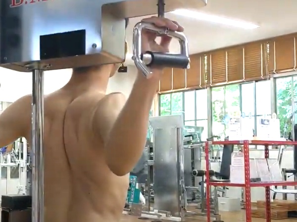 提供している初動負荷トレーニングです。こんな風に肩甲骨が動きます。柔軟性を高め、痛みなく動ける身体づくりをサポートします。