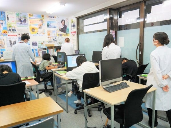 服装は自由です。なお白衣を着て勤務可能です。