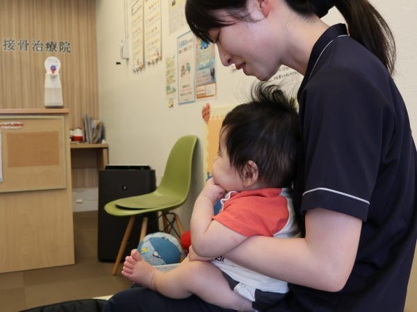 勤務風景です。施術中に託児をお願いすることがあります。子供たちに癒されますよ(#^^#)
