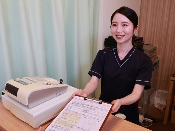 受付や問診、お会計をお願いします。業務に慣れるまでは先輩スタッフと一緒に勤務していただきます。